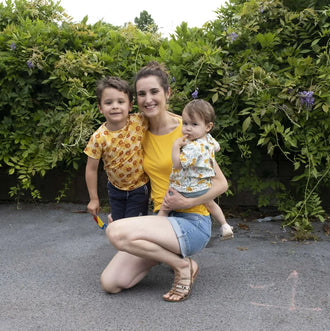 Famille portant CRANBERRY - Le t-shirt pour toute la famille, un patron de couture pdf à télécharger, sous des arbres en fleurs