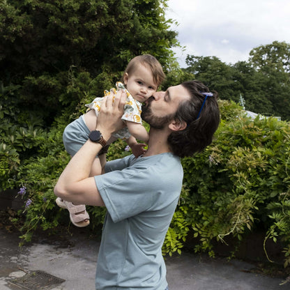 CRANBERRY - Le t-shirt pour toute la famille, patron de couture pdf à télécharger, homme portant un enfant dans un jardin.