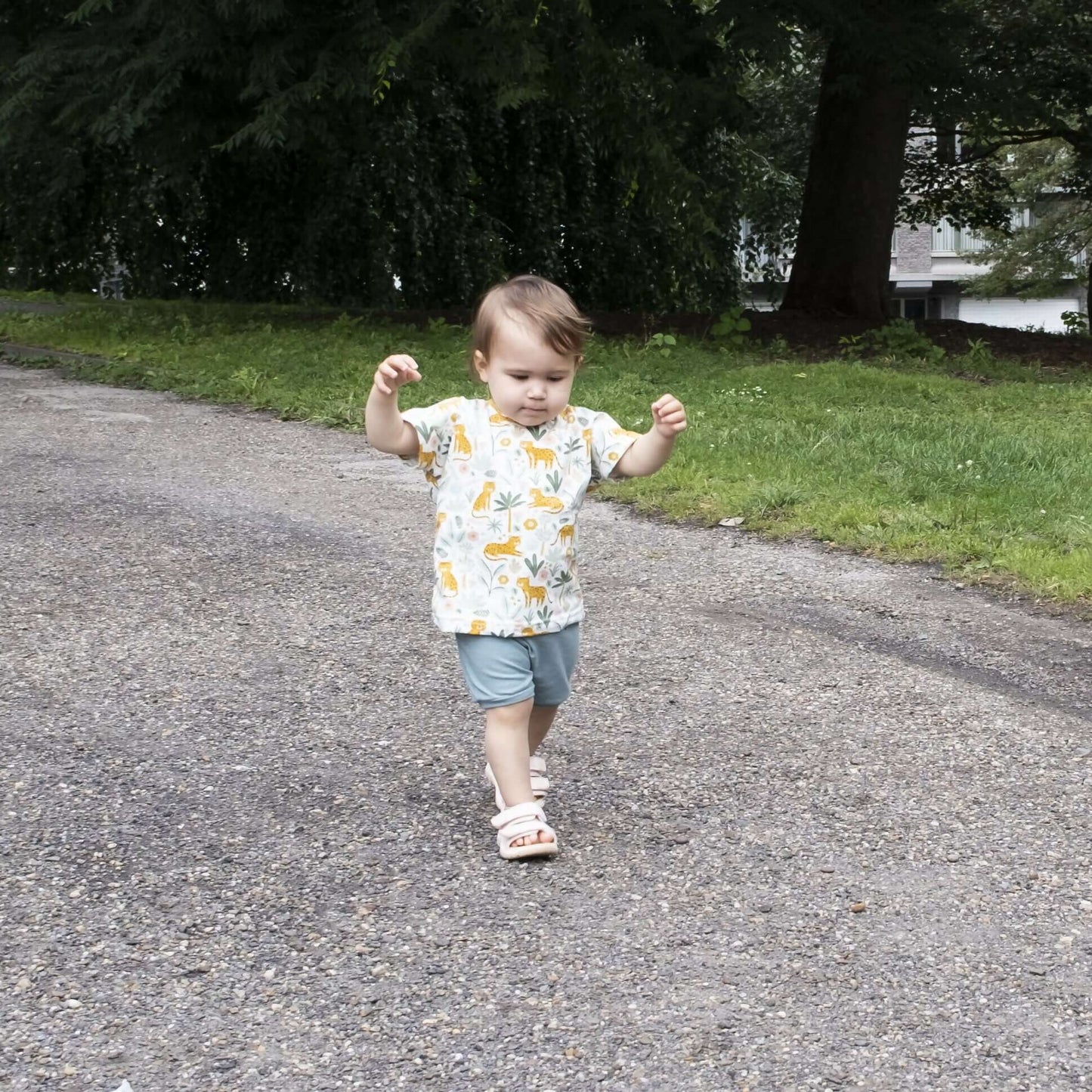 Enfant portant CRANBERRY - Le t-shirt pour toute la famille, patron de couture pdf à télécharger, facile et rapide à coudre.
