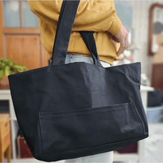 Sac Cabas LOVER en toile noire avec poche extérieure, patron de couture pdf à télécharger, sac pratique pour tous les jours.