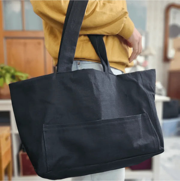 Sac Cabas LOVER en toile noire avec poche extérieure, patron de couture pdf à télécharger, sac pratique pour tous les jours.