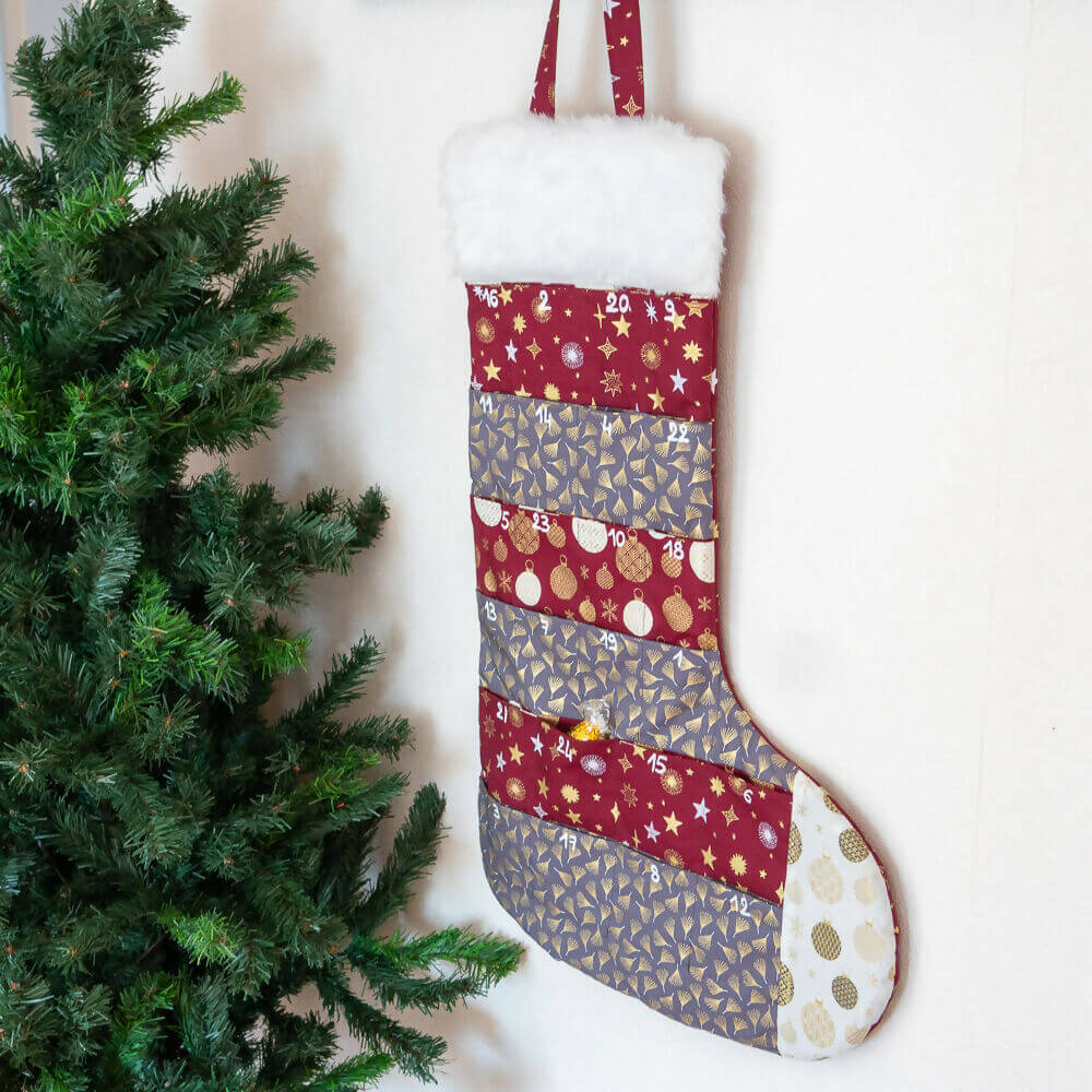 Calendrier de l'avent chaussette de Noël en tissu coloré avec rayures et poches, patron de couture pdf à télécharger