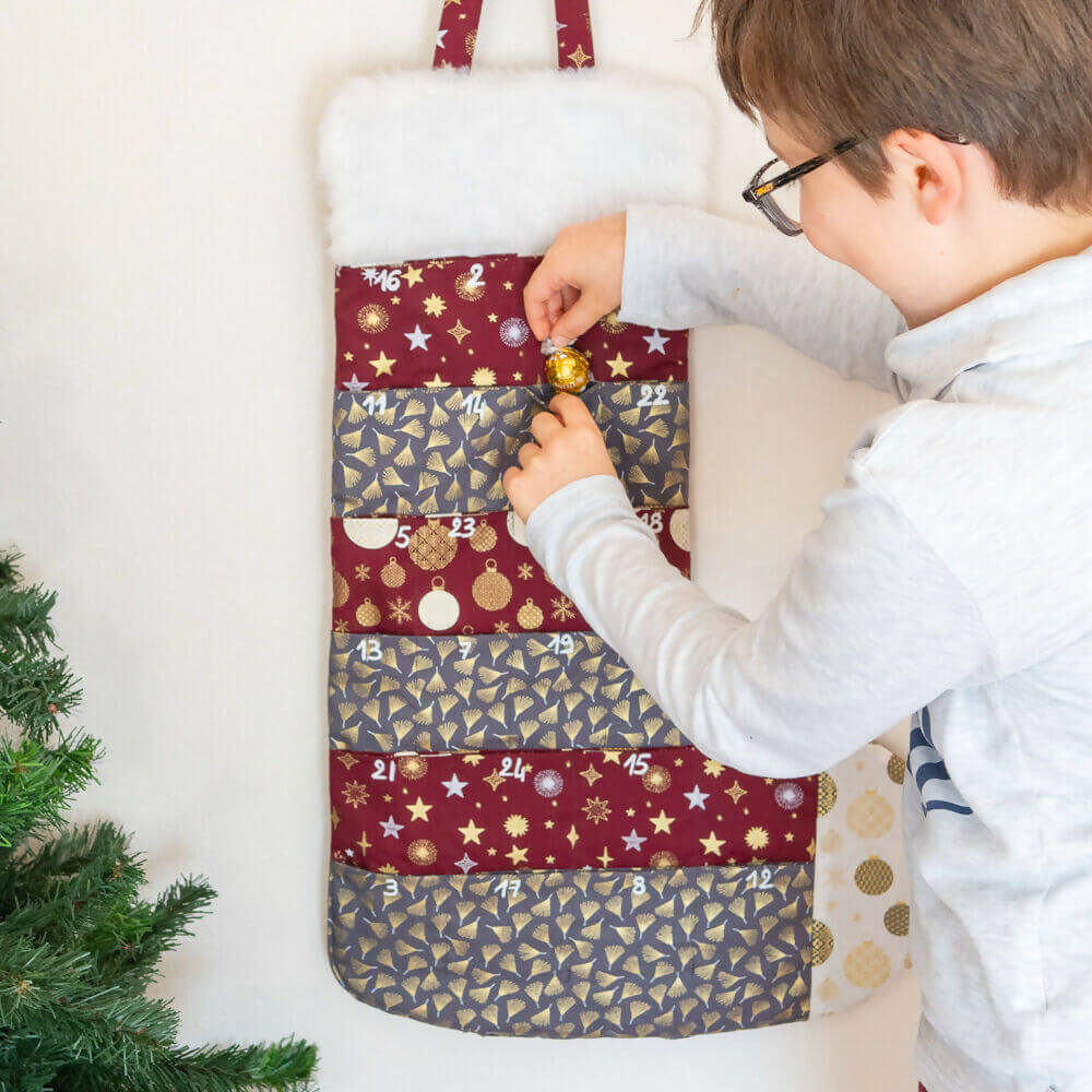 Calendrier de l'avent chaussette de Noël rempli de surprises, patron de couture PDF à télécharger, zéro déchet, proche d'un sapin de Noël.