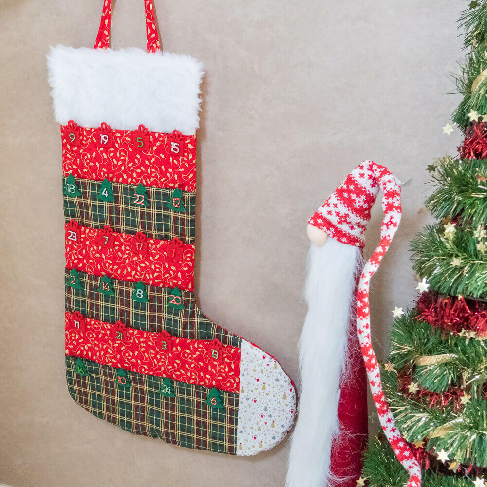 Calendrier de l'avent chaussette de Noël avec patron de couture pdf à télécharger, projet zéro déchet en tissu à rayures.
