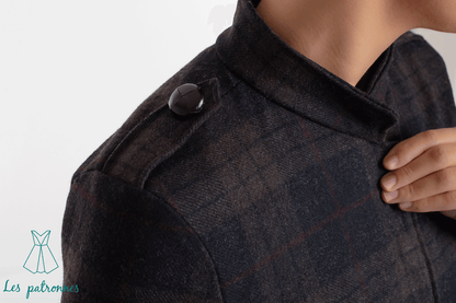Détail de la Cape Turner avec col officier, patron de couture pdf à télécharger, confection en lainage pour l'hiver.