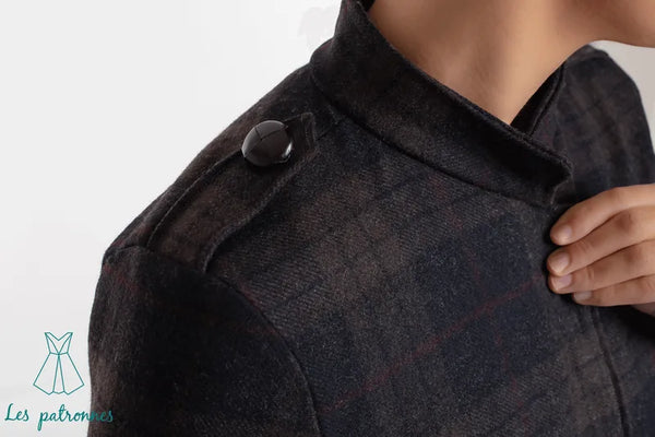 Détail de la Cape Turner avec col officier, patron de couture pdf à télécharger, confection en lainage pour l'hiver.