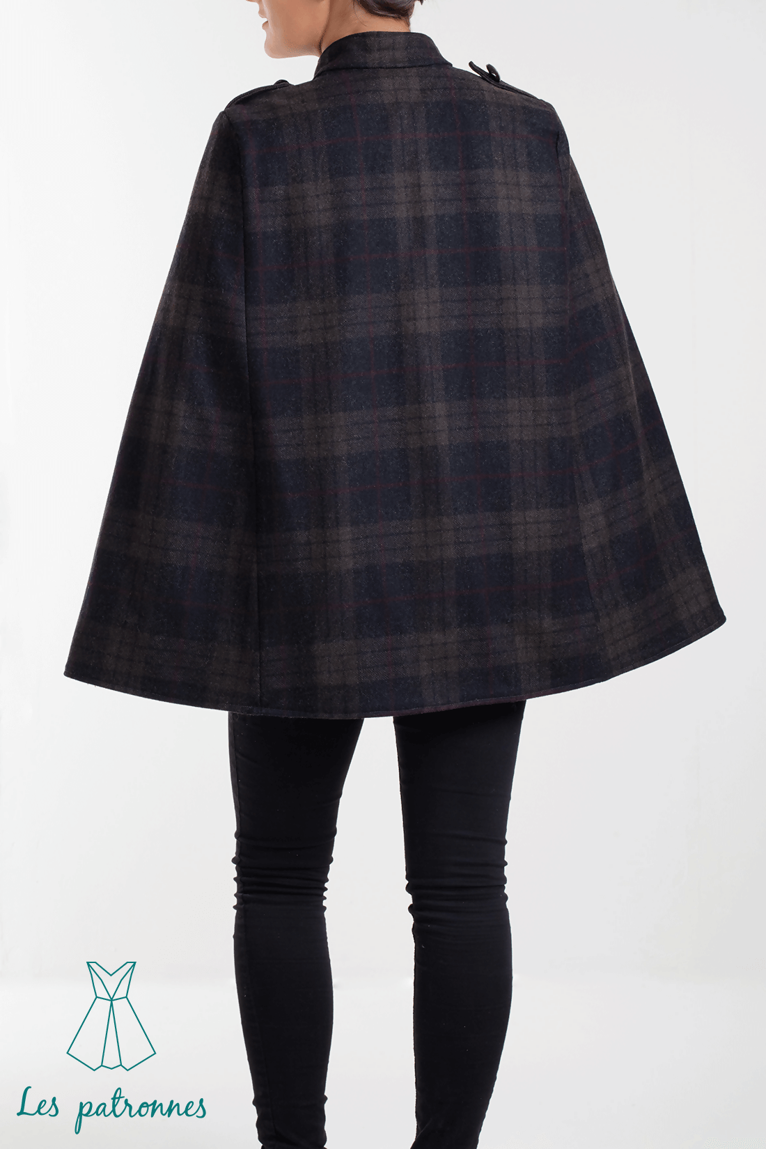 Vue arrière de la Cape Turner avec découpe aux épaules, patron de couture pdf à télécharger disponible du 34 au 48.