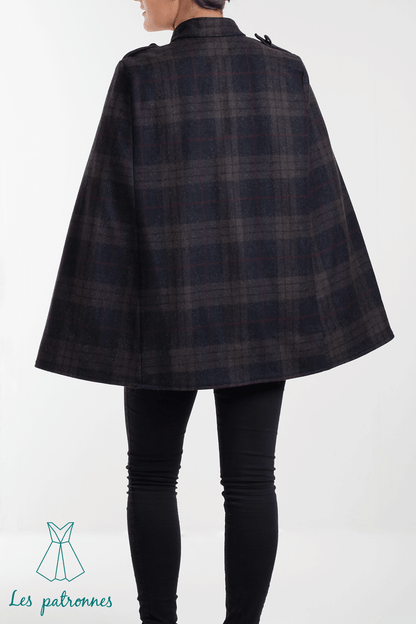 Vue arrière de la Cape Turner avec découpe aux épaules, patron de couture pdf à télécharger disponible du 34 au 48.