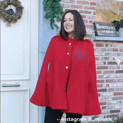 Femme souriante portant la Cape Turner rouge, un patron de couture pdf à télécharger pour la mi-saison et l'hiver.