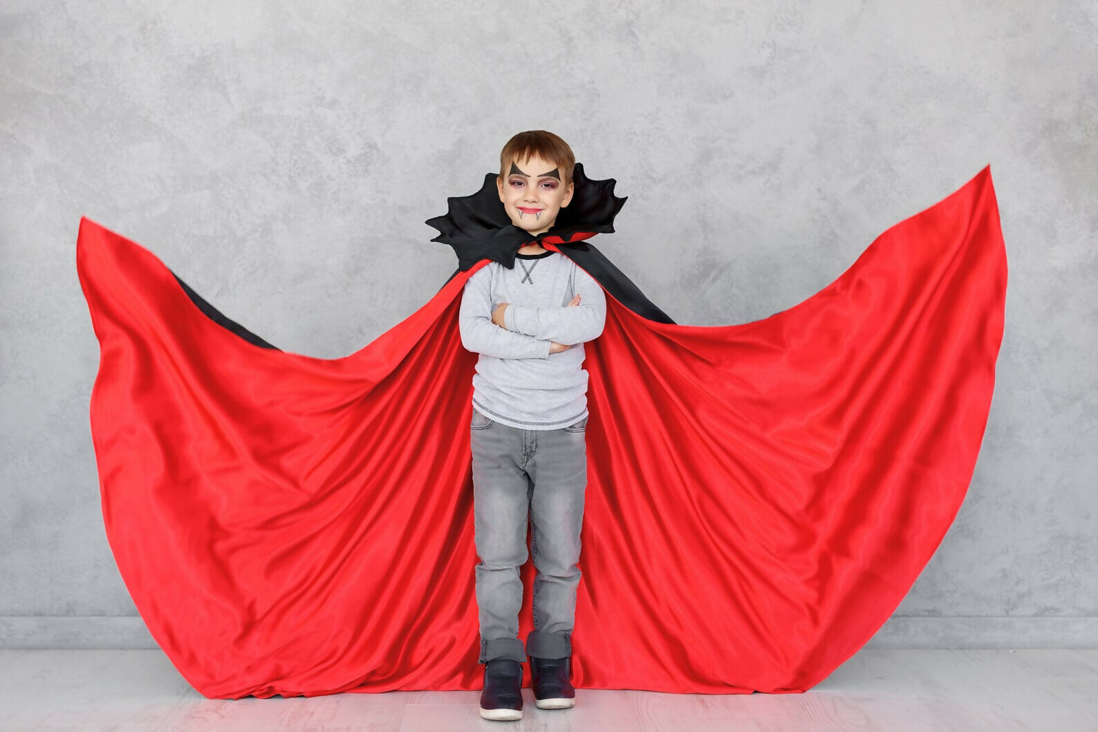 Enfant portant une cape de vampire rouge pour Halloween, patron de couture PDF à télécharger, niveau intermédiaire.