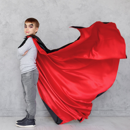 Enfant portant une cape de vampire rouge pour Halloween, patron de couture PDF à télécharger, taille enfant, niveau intermédiaire.
