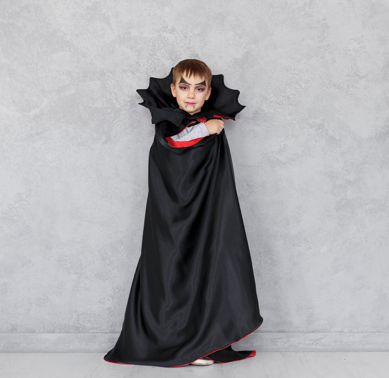 Enfant portant une cape de vampire pour Halloween, patron de couture PDF à télécharger, niveaux intermédiaire, tailles enfant à adulte.