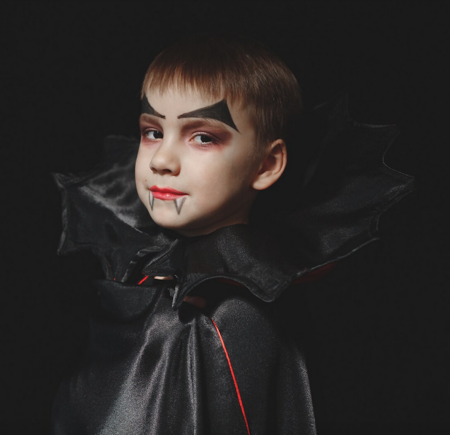 Enfant portant une cape de vampire pour Halloween, patron de couture PDF à télécharger, niveau intermédiaire, tailles enfant et adulte.