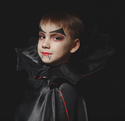 Enfant portant une cape de vampire pour Halloween, patron de couture PDF à télécharger, niveau intermédiaire, tailles enfant et adulte.