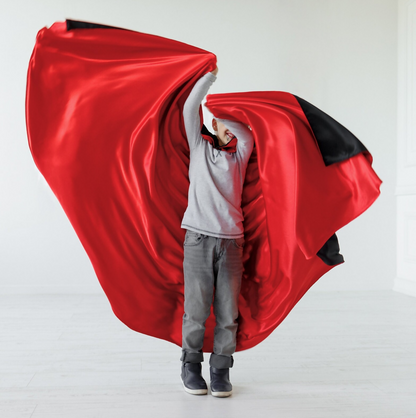 Enfant portant une cape de vampire pour Halloween, patron de couture PDF à télécharger. Niveau intermédiaire, taille enfant.