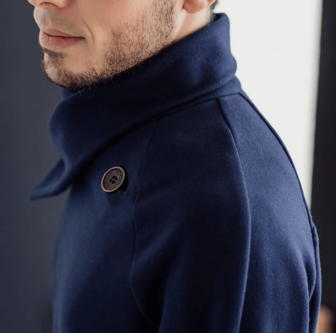 Cardigan - S/XXL - JAMES, patron de couture pdf à télécharger, profil homme portant un gilet bleu foncé, couture intermédiaire