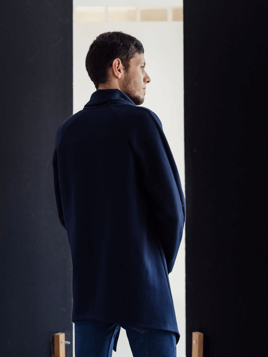 Cardigan - S/XXL - JAMES en bleu marine, patron de couture PDF à télécharger. Vue arrière d'un homme portant le gilet. Niveau intermédiaire.