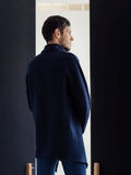 Cardigan - S/XXL - JAMES en bleu marine, patron de couture PDF à télécharger. Vue arrière d'un homme portant le gilet. Niveau intermédiaire.
