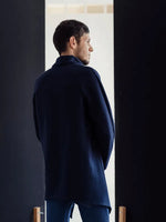 Cardigan - S/XXL - JAMES en bleu marine, patron de couture PDF à télécharger. Vue arrière d'un homme portant le gilet. Niveau intermédiaire.