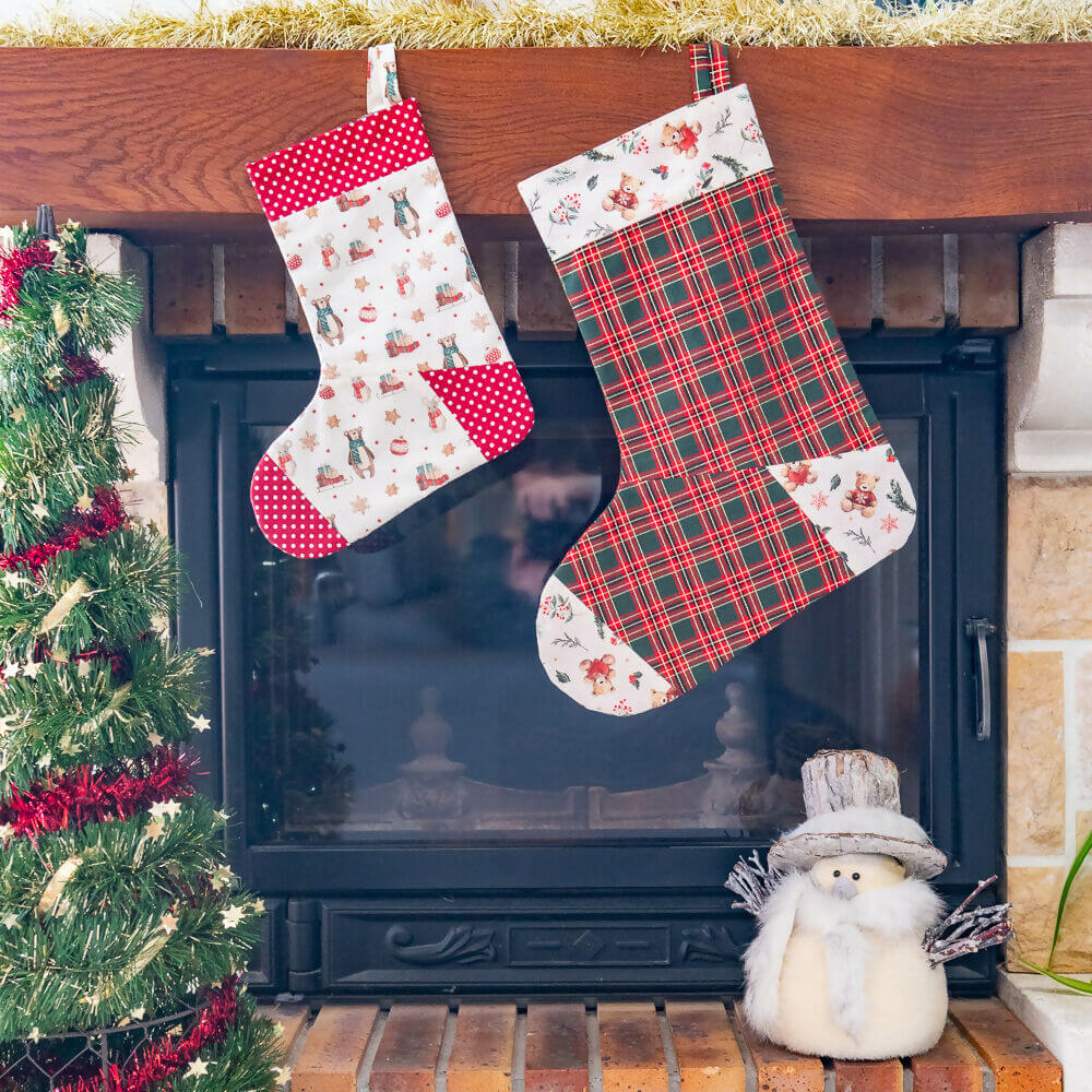 Chaussettes de Noël faites main, décoratives et prêtes à recevoir des cadeaux, suspendues au-dessus d'une cheminée.
