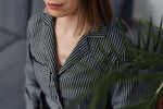 Chemise - XS/XL - LUCKY STRIPES, patron de couture pdf à télécharger, vue d'une femme portant le vêtement, niveau expert.