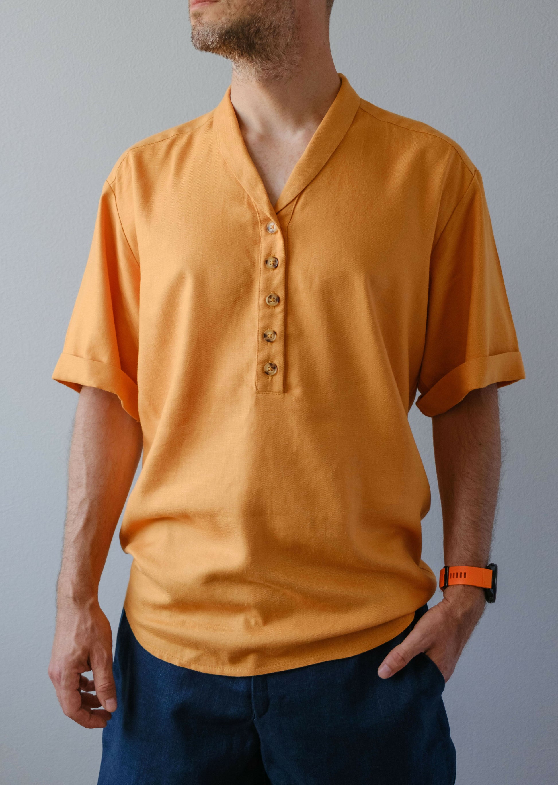 Chemise - XS/XXL - JACOMO en lin pour homme, patron de couture PDF à télécharger, style smart-casual, manches courtes, couleur orange.