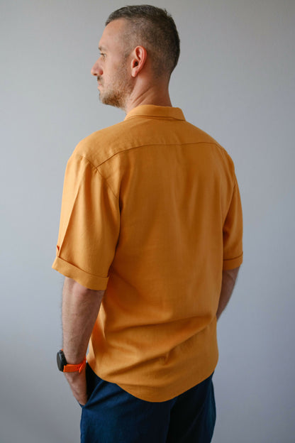 Homme portant une Chemise - XS/XXL - JACOMO en lin, vue de dos, patron de couture PDF à télécharger pour temps chauds.