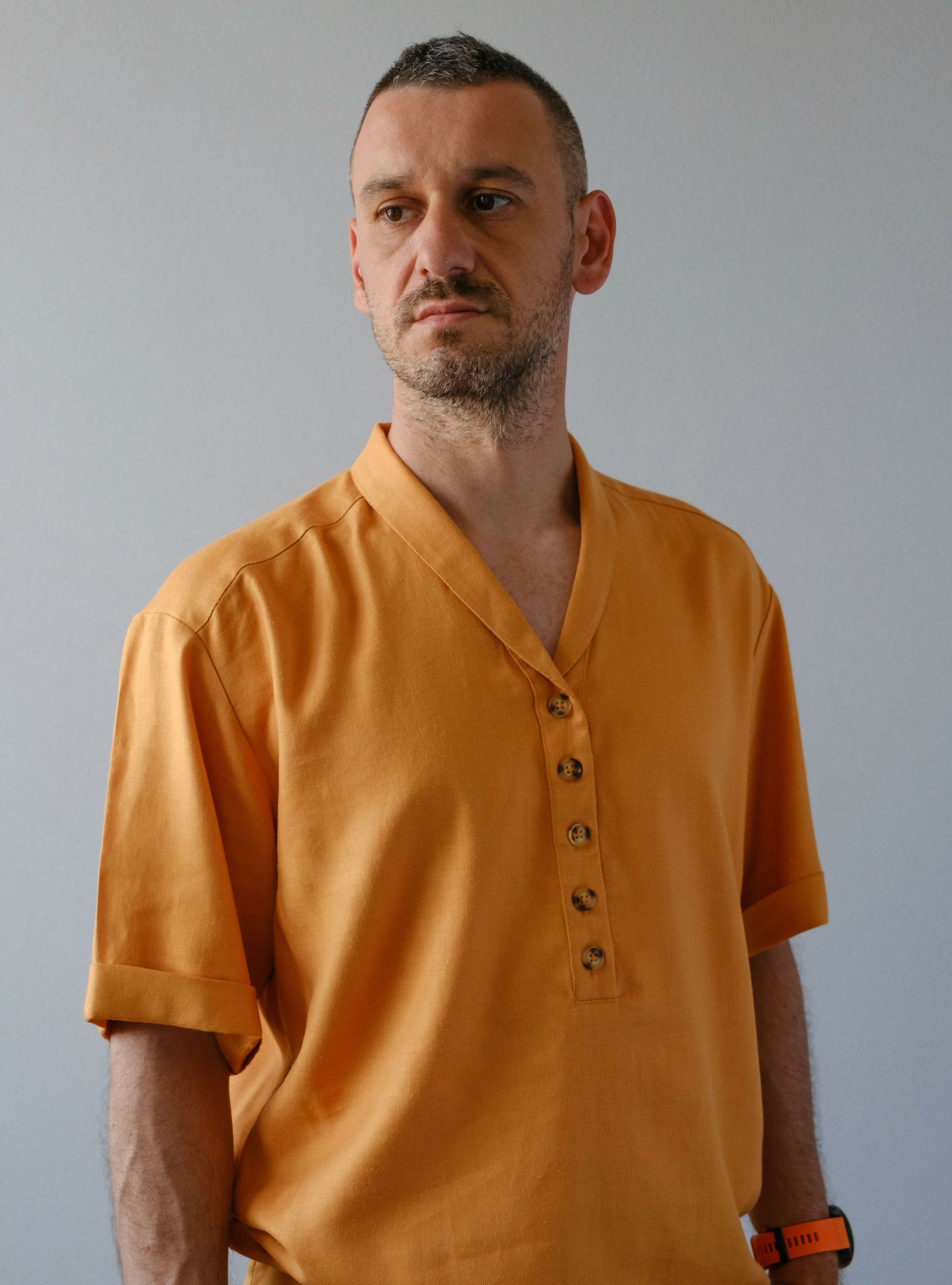 Modèle portant une chemise en lin orange, patron de couture PDF à télécharger, Chemise - XS/XXL - JACOMO, niveau intermédiaire.