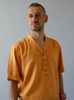 Modèle portant une chemise en lin orange, patron de couture PDF à télécharger, Chemise - XS/XXL - JACOMO, niveau intermédiaire.
