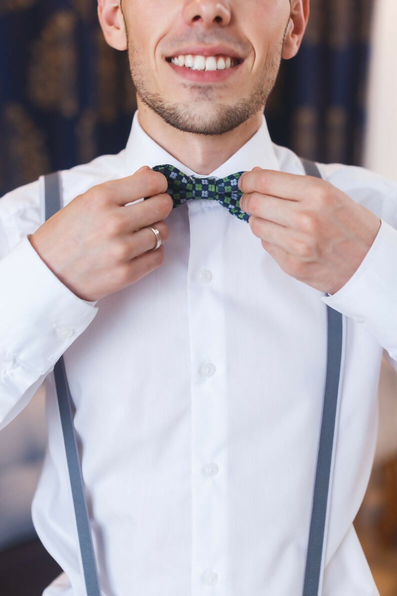 Homme ajustant un nœud papillon avec une chemise blanche et des bretelles, chemise classique - XS/XL - HARVEY, patron de couture pdf à télécharger.