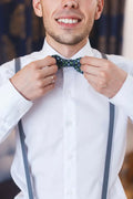Homme ajustant un nœud papillon avec une chemise blanche et des bretelles, chemise classique - XS/XL - HARVEY, patron de couture pdf à télécharger.
