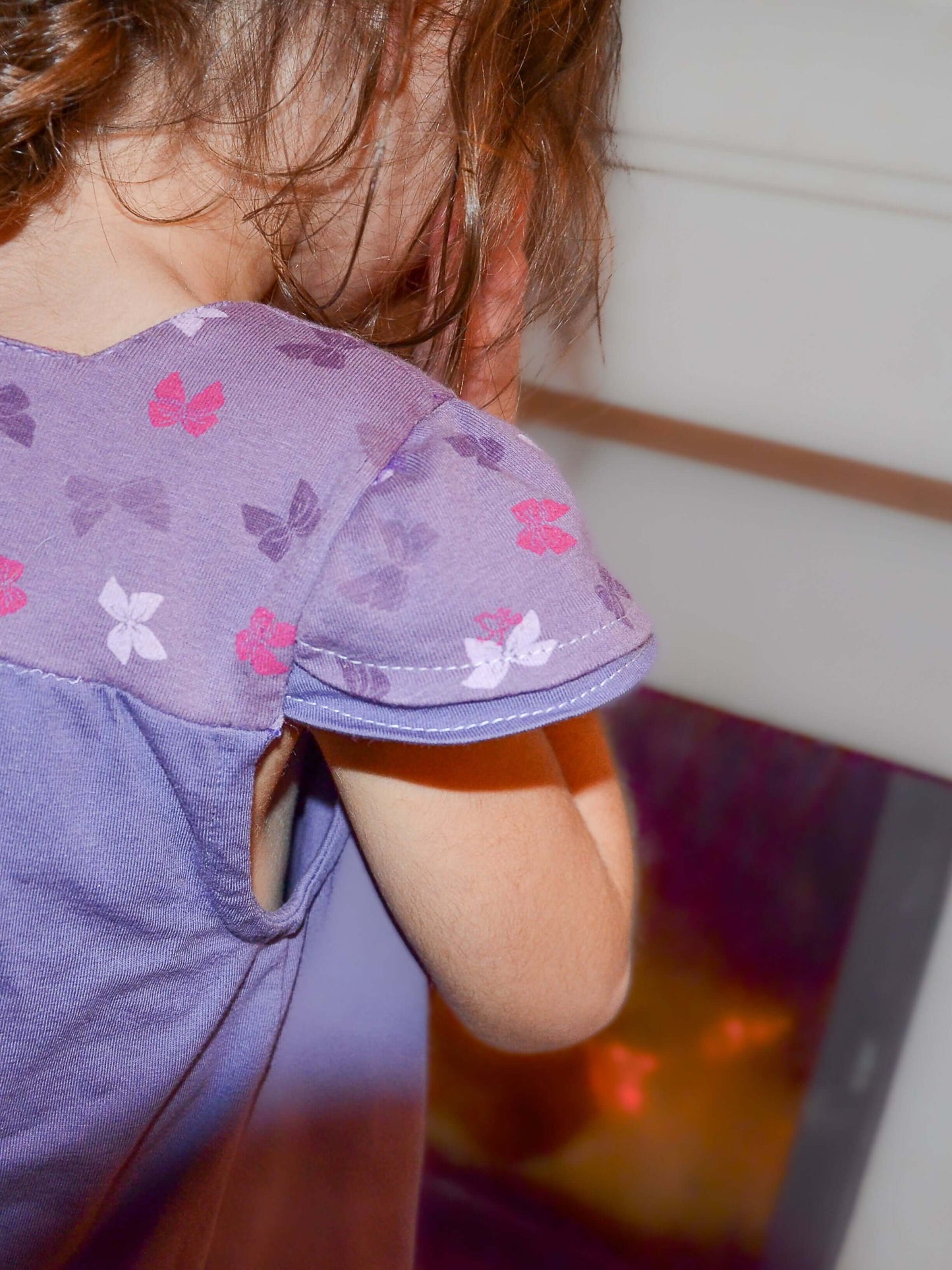 Enfant portant la Chemise de nuit SONGE violette avec empiècements contrastés, patron de couture pdf à télécharger disponible.