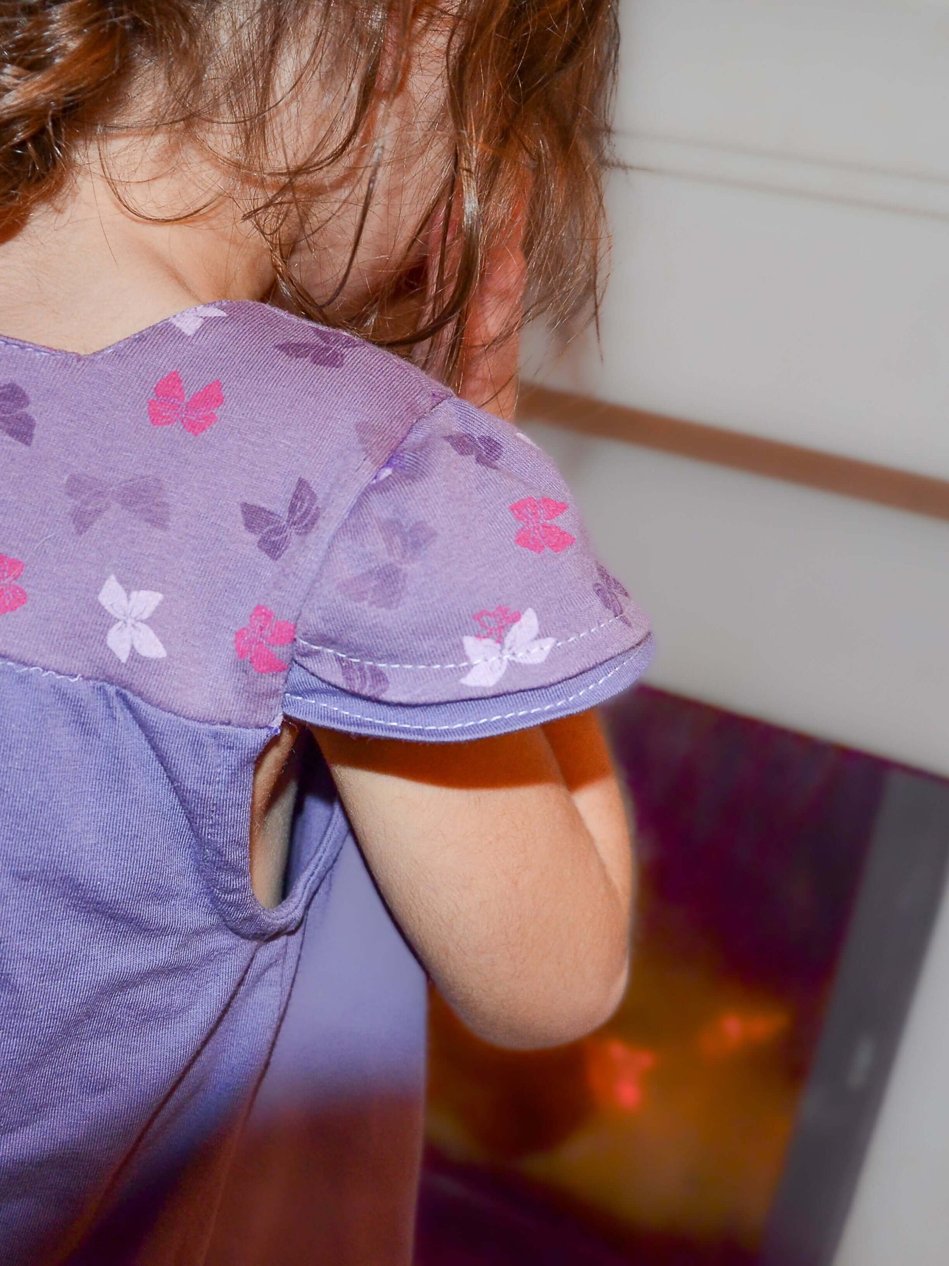 Enfant portant la Chemise de nuit SONGE violette avec empiècements contrastés, patron de couture pdf à télécharger disponible.