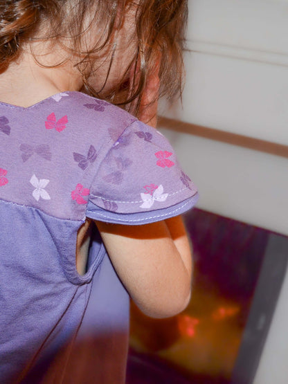 Enfant portant la Chemise de nuit SONGE violette avec empiècements contrastés, patron de couture pdf à télécharger disponible.