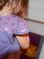 Enfant portant la Chemise de nuit SONGE violette avec empiècements contrastés, patron de couture pdf à télécharger disponible.