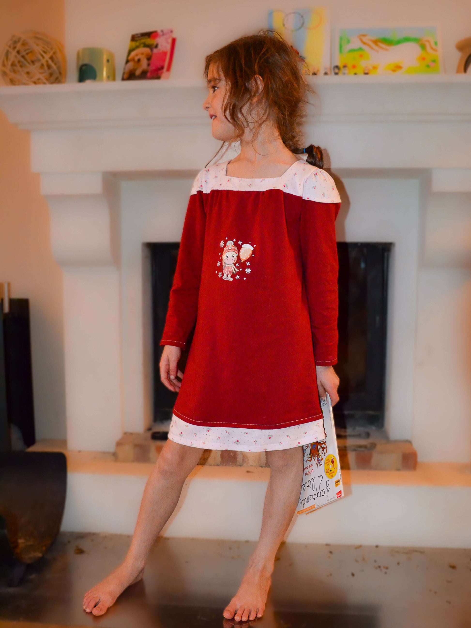 Enfant portant la chemise de nuit SONGE rouge avec empiècements contrastés. Patron de couture PDF à télécharger.