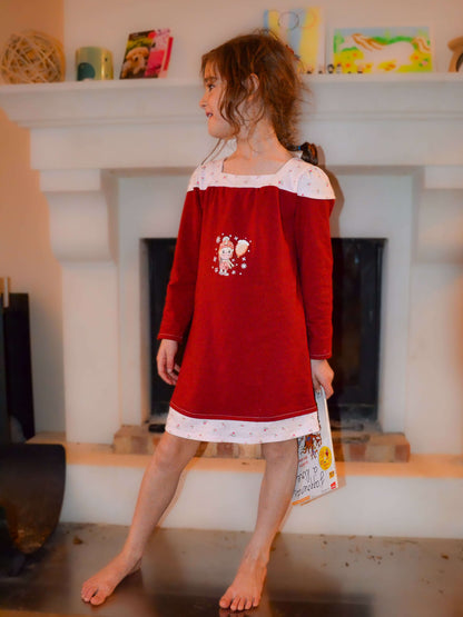 Enfant portant la chemise de nuit SONGE rouge avec empiècements contrastés. Patron de couture PDF à télécharger.