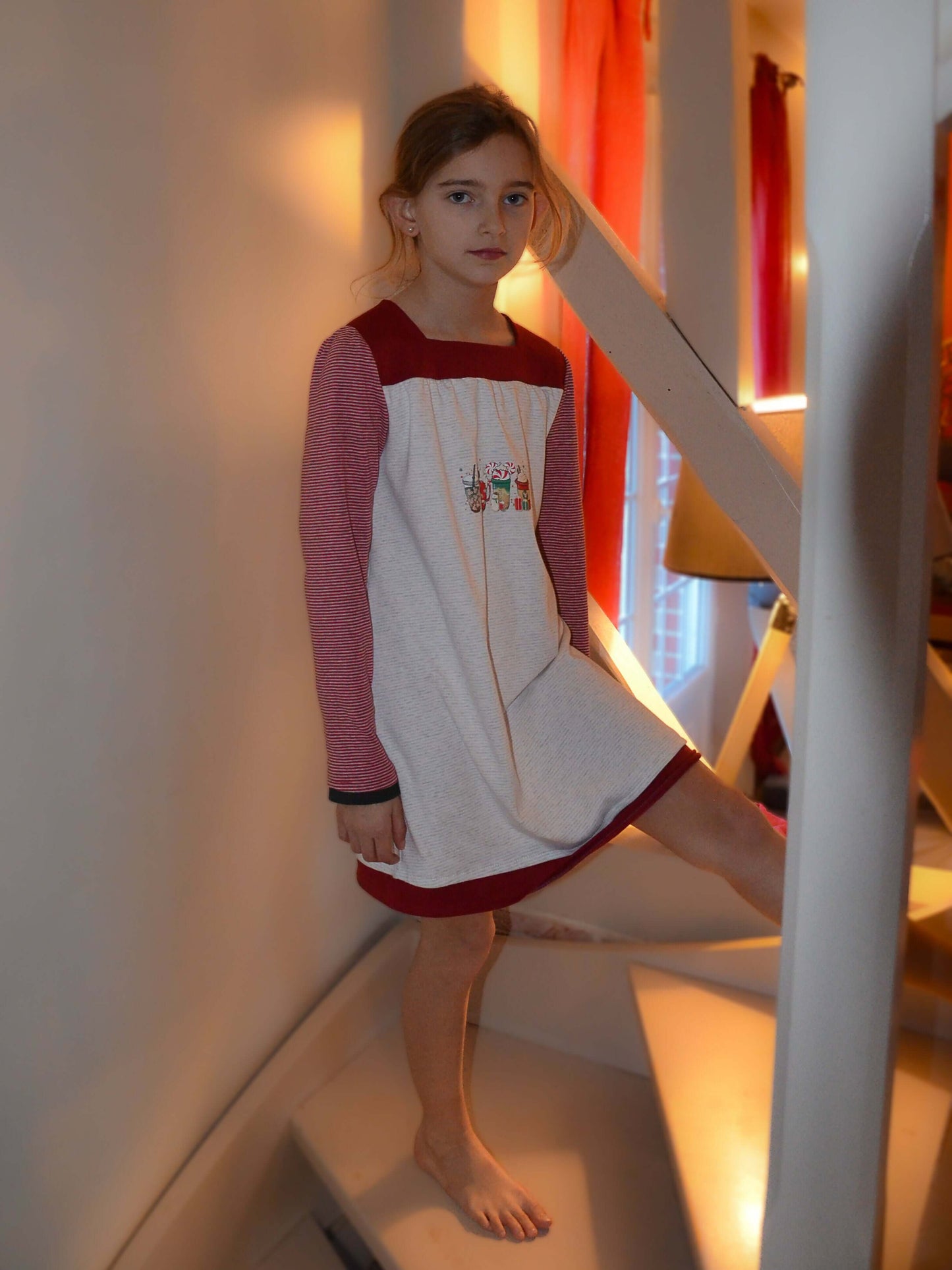 Fille portant la Chemise de nuit SONGE, patron de couture pdf à télécharger, avec manches longues et empiècements contrastés.