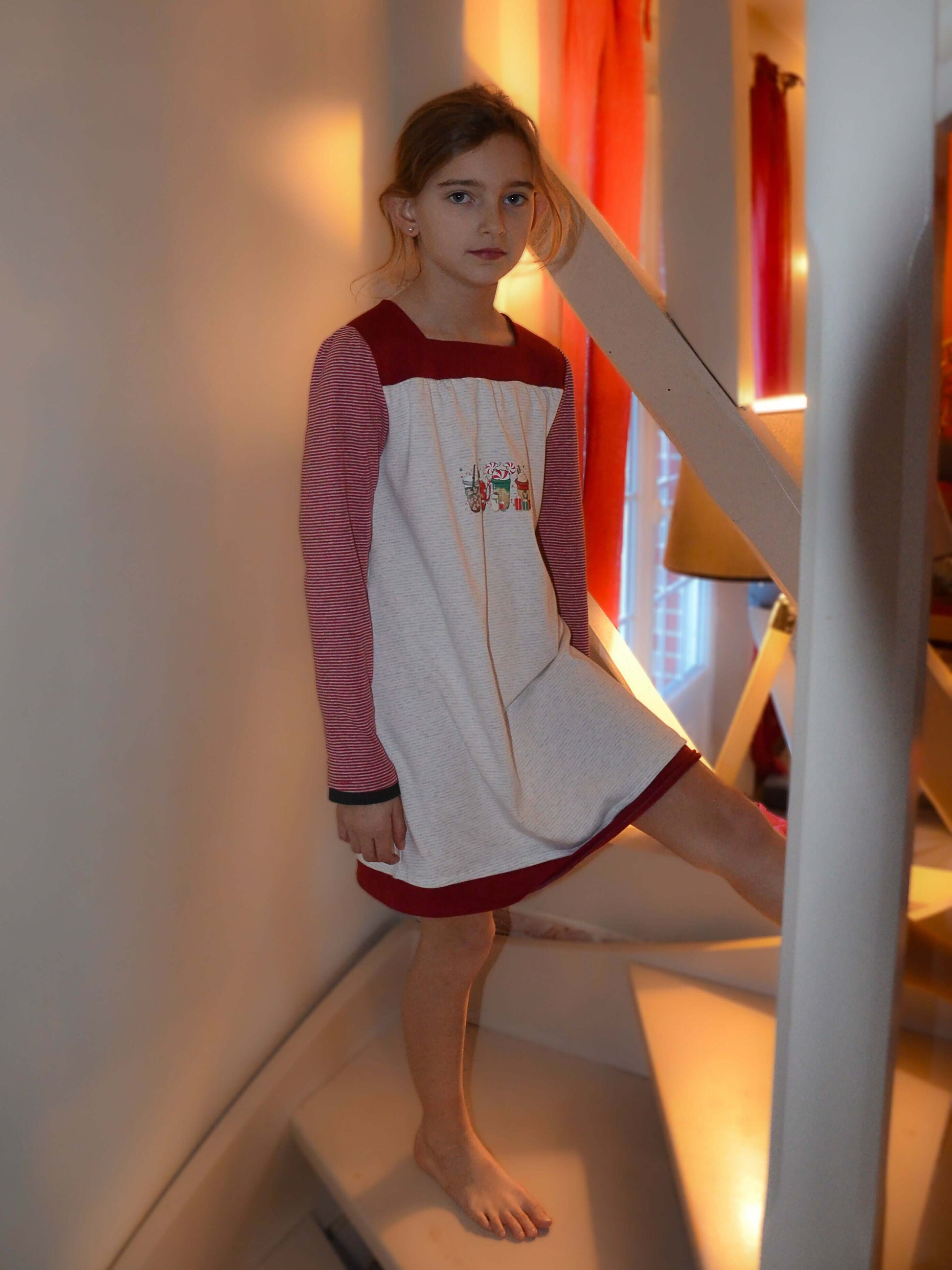 Fille portant la Chemise de nuit SONGE, patron de couture pdf à télécharger, avec manches longues et empiècements contrastés.