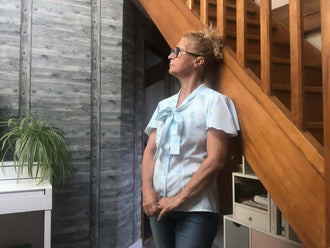 Chemisier Diamant avec col cravate, patron de couture pdf à télécharger, femme portant la version estivale sans manches avec volants.