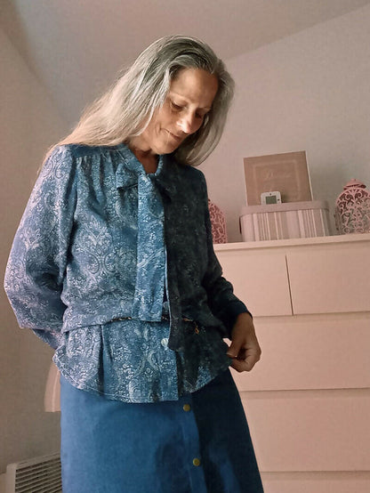 Chemisier Diamant élégant avec col cravate, patron de couture pdf à télécharger, pour un style féminin et intemporel.