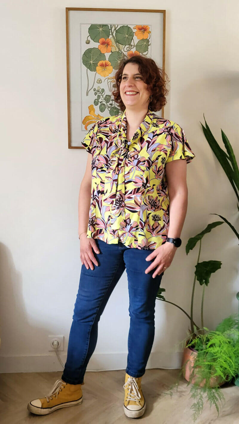 Chemisier Diamant, modèle estival avec volants, femme souriante, patron de couture pdf à télécharger, Collection La Précieuse.