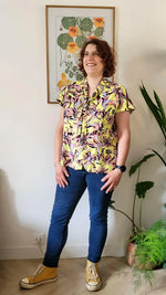 Chemisier Diamant, modèle estival avec volants, femme souriante, patron de couture pdf à télécharger, Collection La Précieuse.