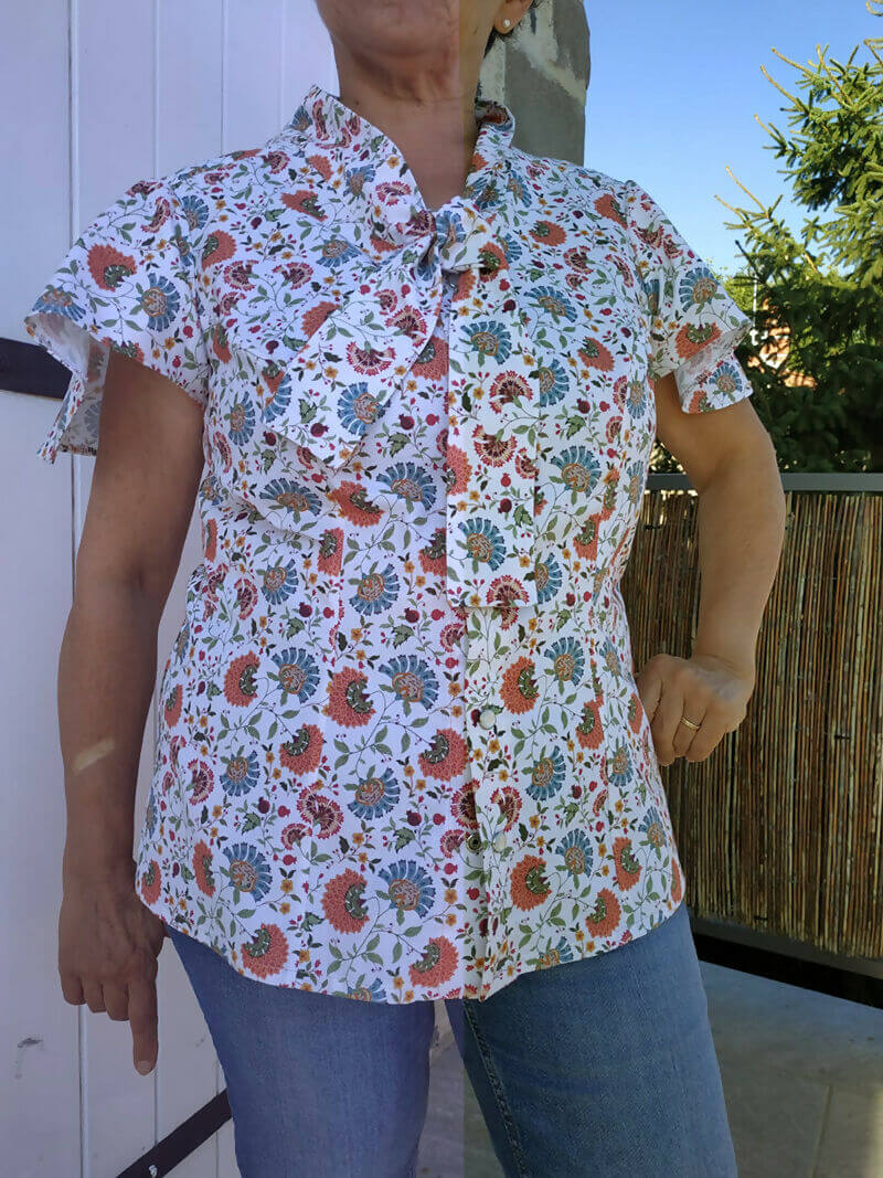 Chemisier Diamant avec motif floral, idéal pour patron de couture pdf à télécharger. Élégance avec col cravate et manches courtes.