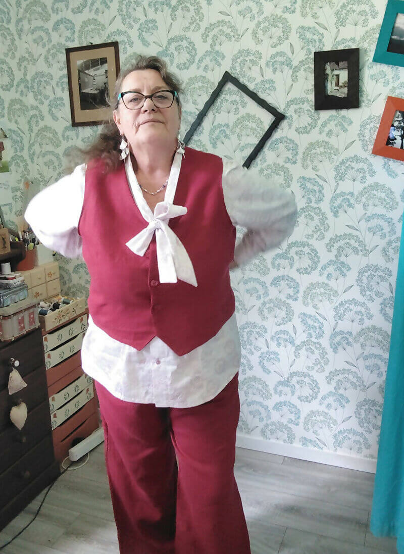 Femme portant un Chemisier Diamant avec patron de couture pdf à télécharger, devant décor rétro.