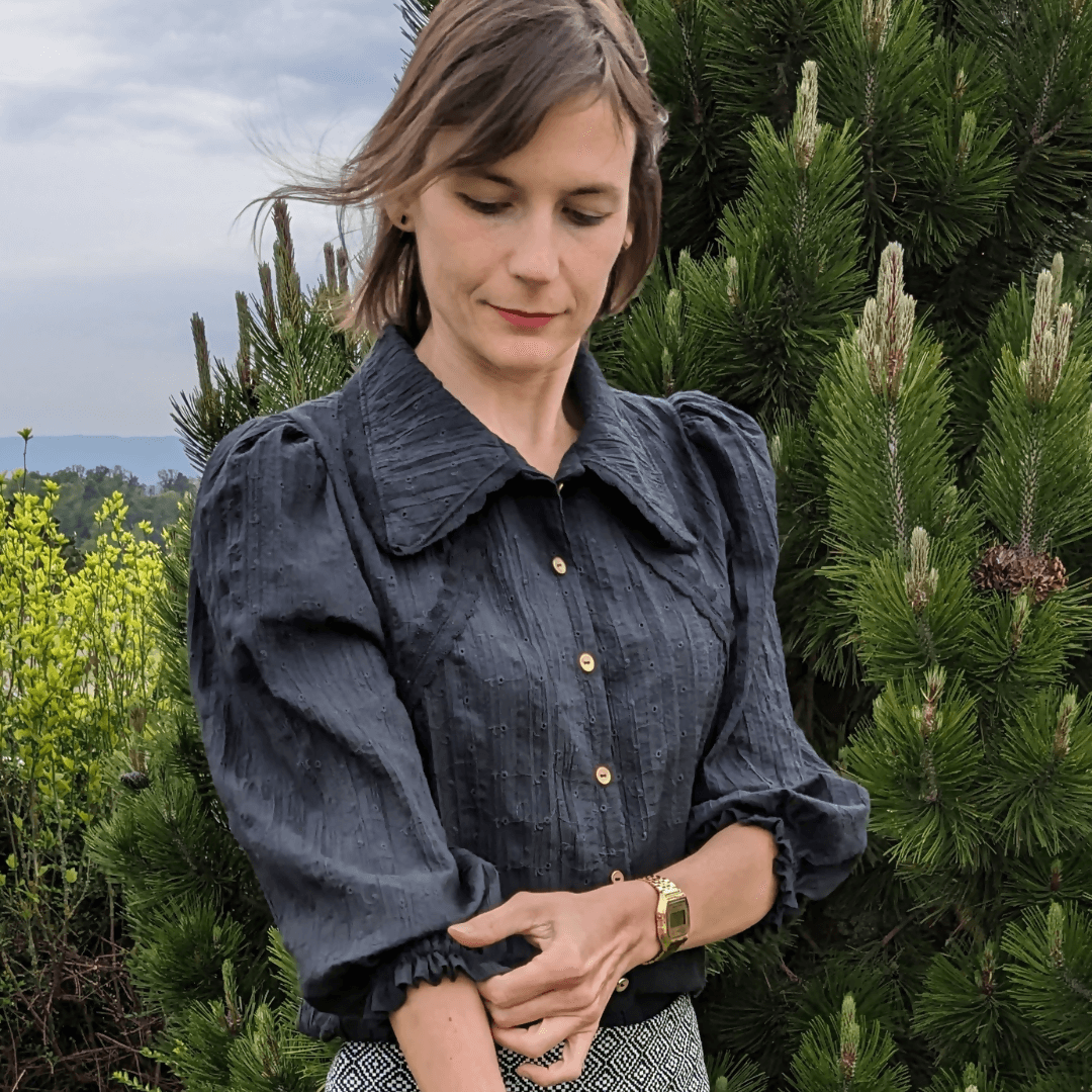 Femme portant le Chemisier Nyala | Taille 32 à 50, blouse élégante avec manches ajustables, patron de couture pdf à télécharger.