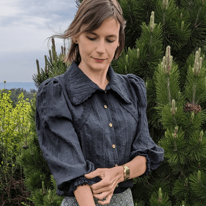 Femme portant le Chemisier Nyala | Taille 32 à 50, blouse élégante avec manches ajustables, patron de couture pdf à télécharger.