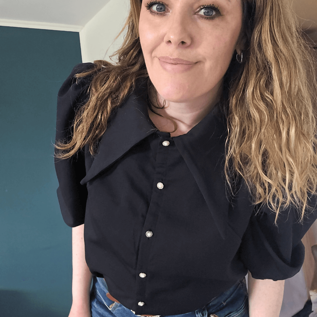 Femme portant le Chemisier Nyala | Taille 32 à 50, blouse à empiècement féminin, patron de couture PDF à télécharger.