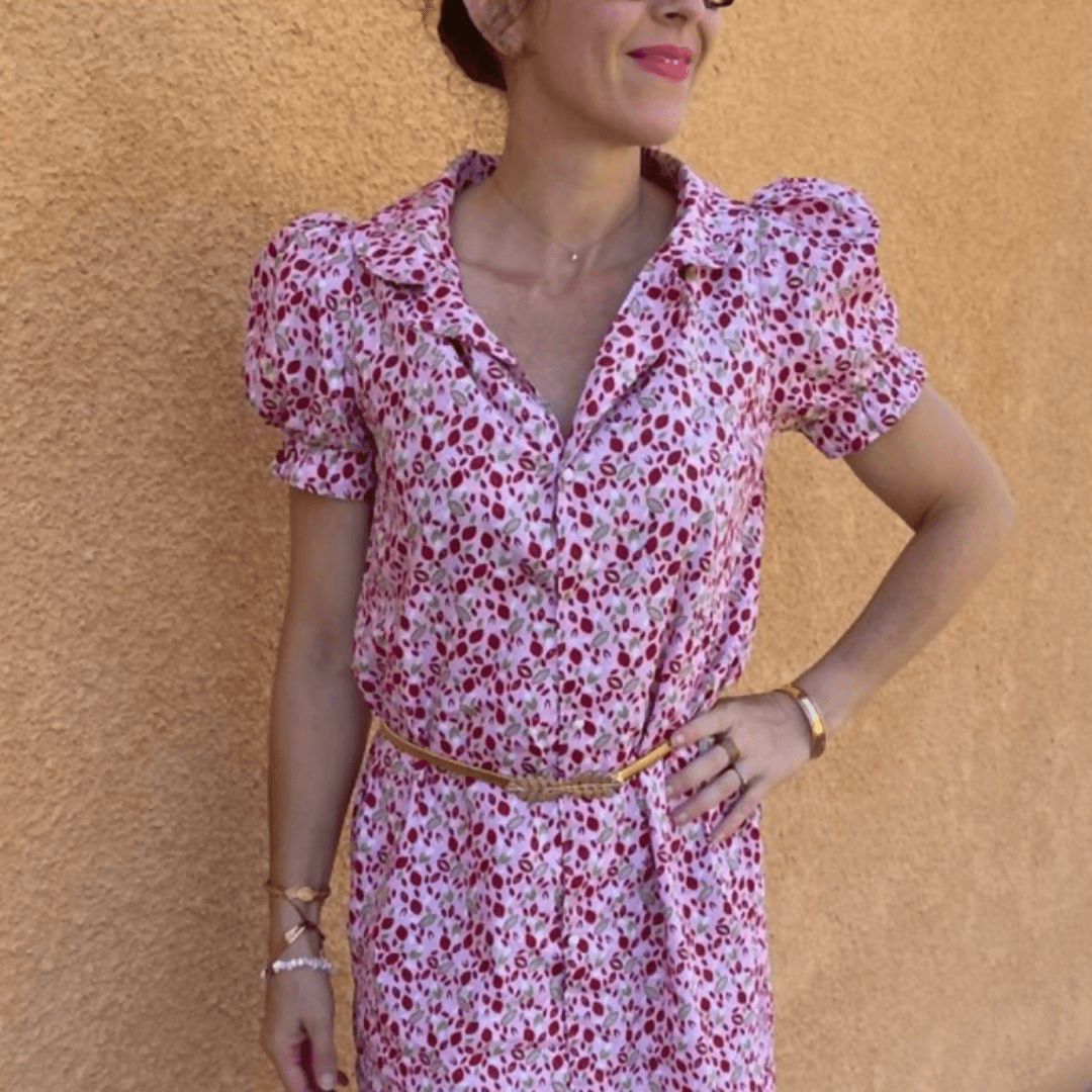 Femme portant le Chemisier Nyala | Taille 32 à 50, patron de couture pdf à télécharger, avec motifs floraux et manches courtes.