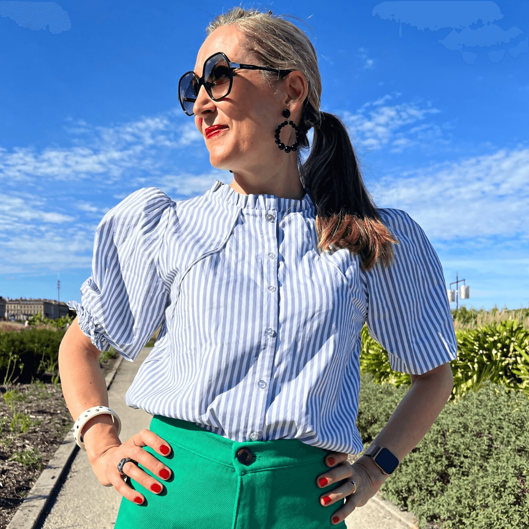 Femme portant le Chemisier Nyala | Taille 32 à 50, patron de couture pdf à télécharger, avec manches courtes dans un parc.